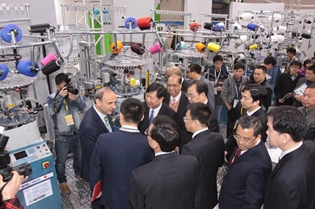 Vice provincial governor visited Santoni Booth in Yiwu H&G exhibition
